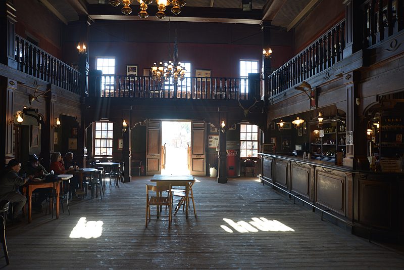 der-junge-haeuptling-winnetou-rio-santo-02718-saloon der-junge-haeuptling-winnetou-rio-santo-02718-saloon