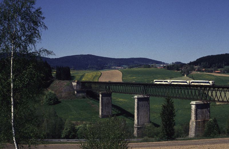 esslinger diesel triebwagen dieseltriebwagen viadukt waldbahn regen esslinger diesel triebwagen dieseltriebwagen viadukt waldbahn regen